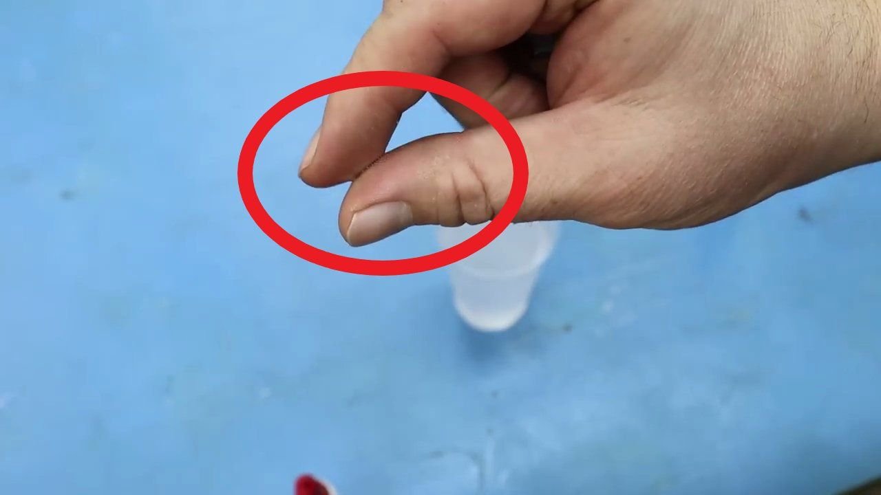 Очиститель суперклея. Тюбик суперклея. Клей в клею. Расклеить пальцы от клея. Во сколько лет вы узнали что.