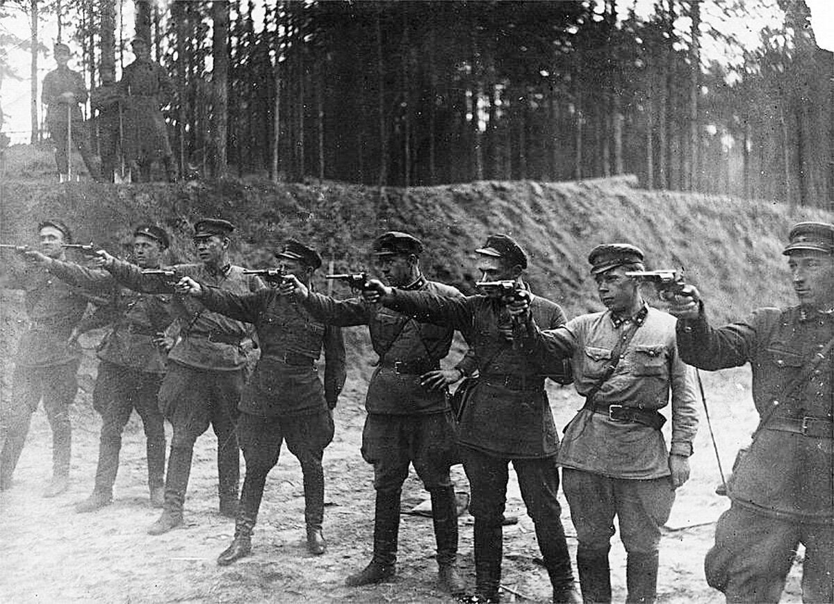 Расстрел советских. Расстрел советских. Чекист с наганом. Военный трибунал расстрел. Сталин в 1937 репрессии.