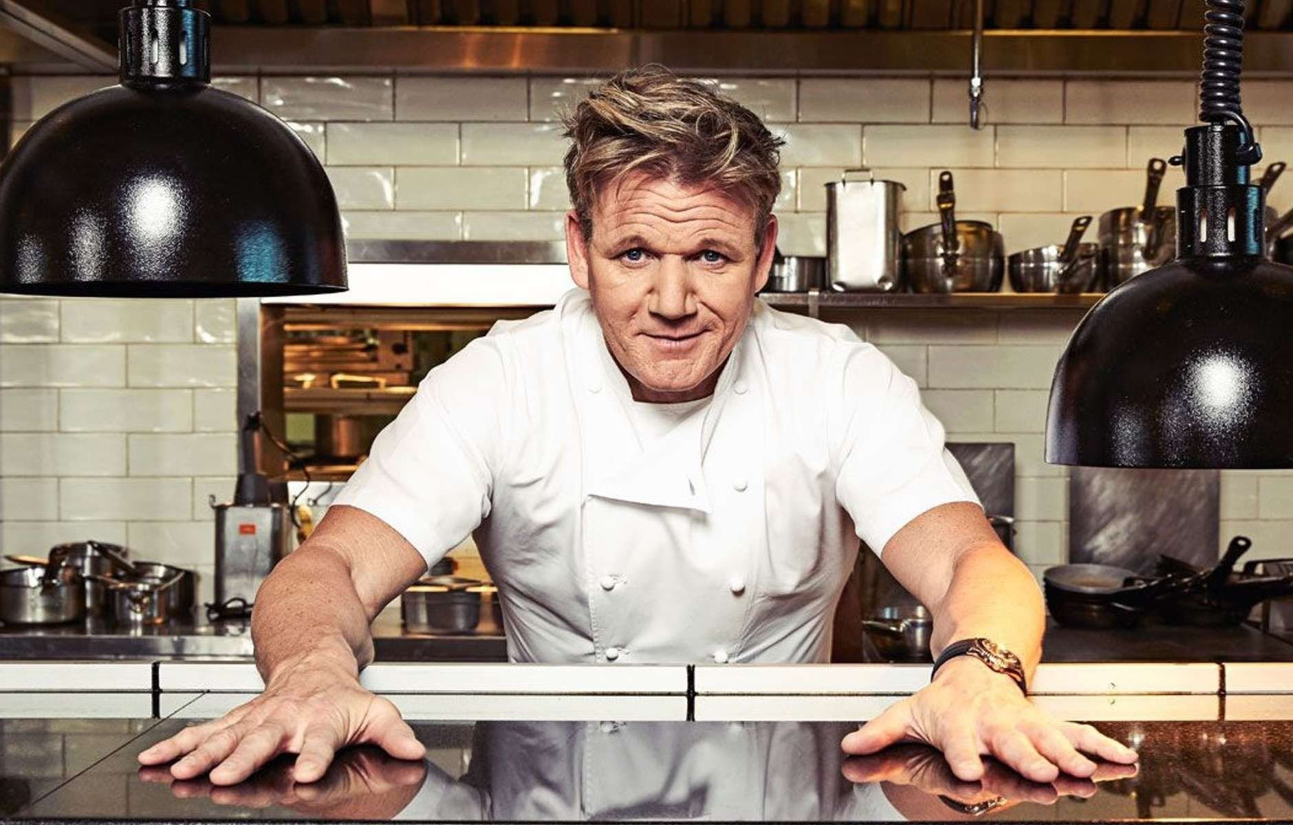 Константин ивлев рестораны. Красивый шеф повар. Сколько шеф поваров в ресторане. Повар в ресторане. Повар в ресторане.