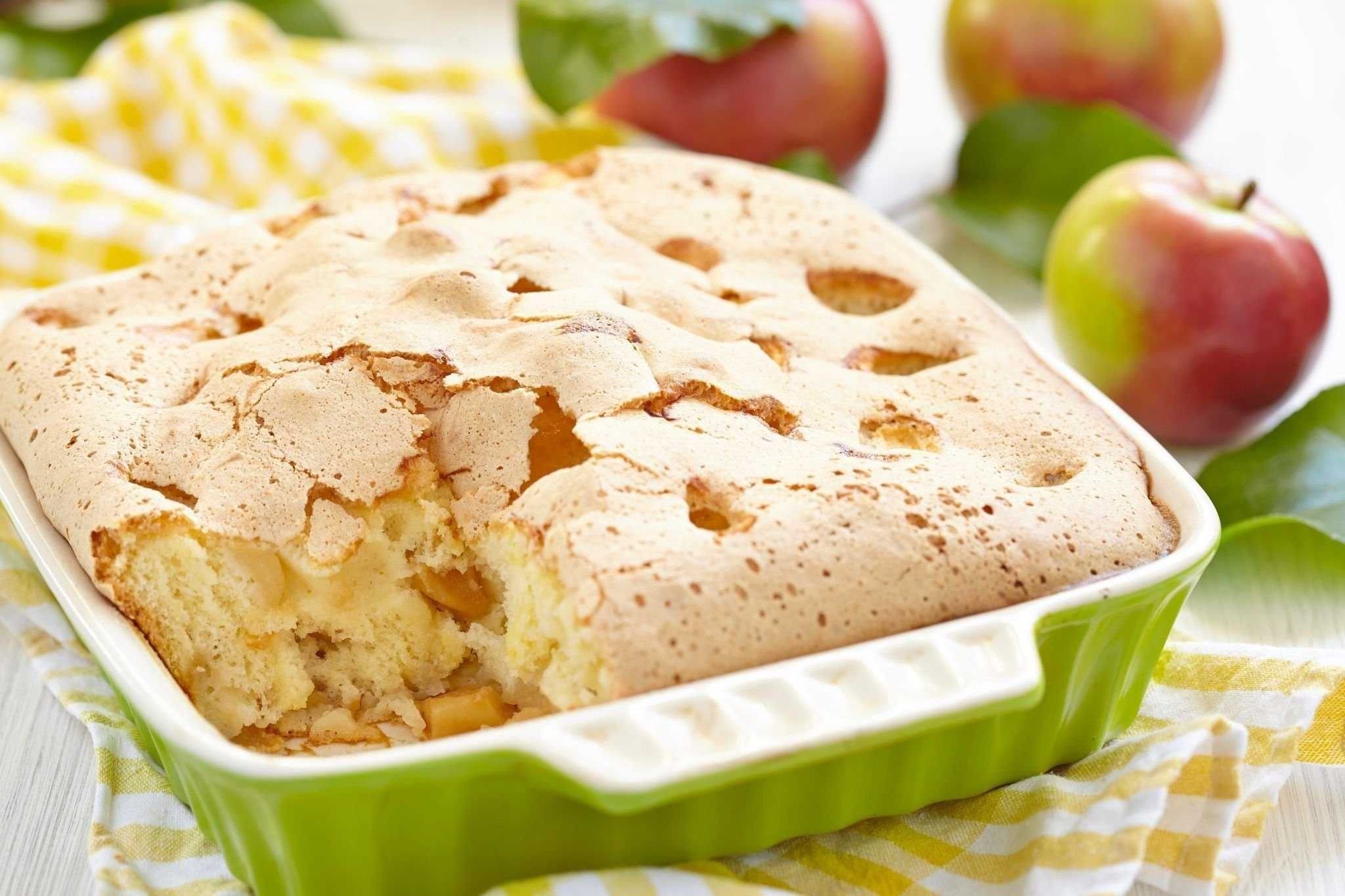 Яблочный пирог на молоке рецепты. Шарлотка с яблоками. Шарлотка пышная с яблоками. Воздушная шарлотка с яблоками.