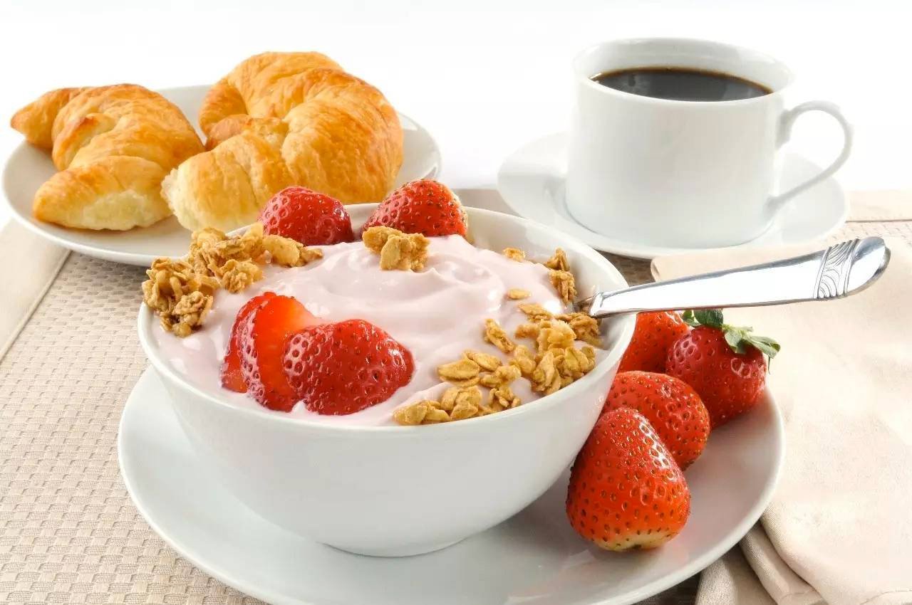 Завтрак каша какао. Завтрак. Вкусный завтрак. Завтрак с кофе и кашей. Утренний завтрак.