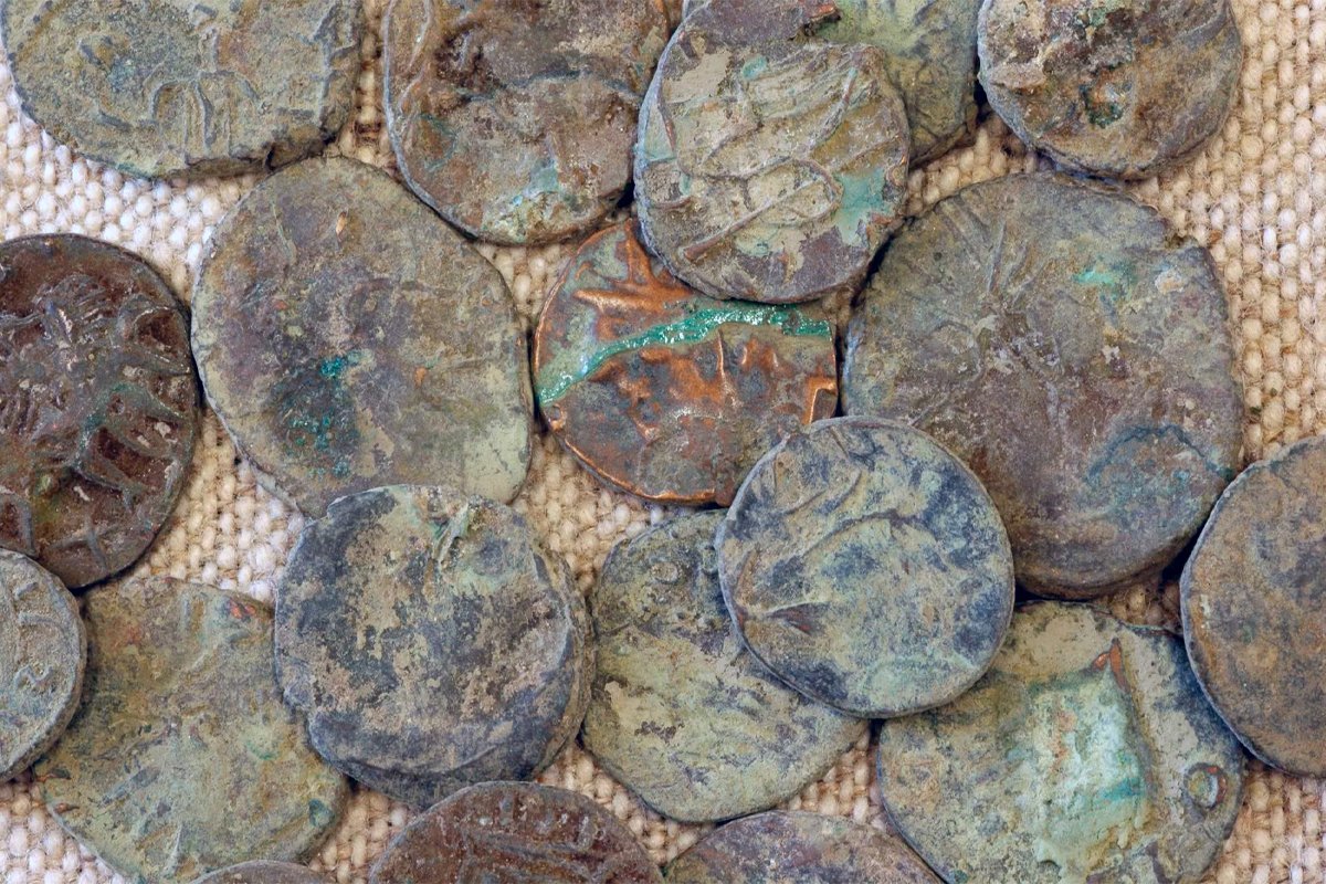 Деньги древних времен. Древние монеты. Монеты бронзовые. Первые каменные деньги. Каменные монеты.