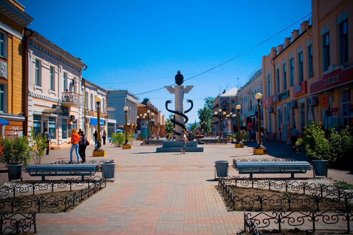 Город улан. Бурятский Арбат Улан-Удэ. Улица Ленина Улан-Удэ. Памятник на Арбате Улан Удэ. Улица Ленина в городе Улан-Удэ..