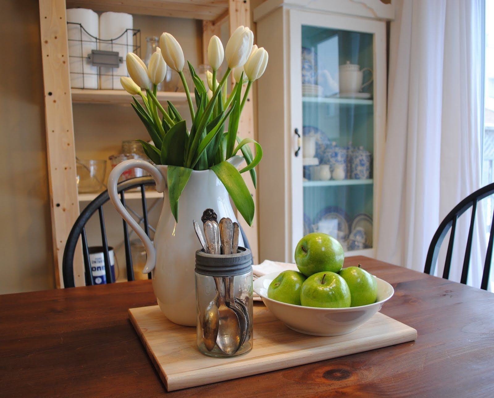 Фото тюльпаны в вазе на столе. Тюльпаны Villeroy Boch. Тюльпаны в интерьере кухни. Цветы на кухонном столе. Искусственные цветы в интерьере кухни.