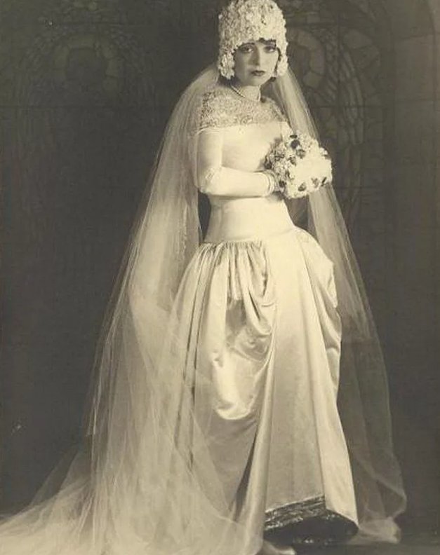 Невеста веко. Свадебные платья 20х годов 20го века Англия. Фата невесты 20- х годов 20 века. Старинные Свадебные платья. Дореволюционные Свадебные платья.