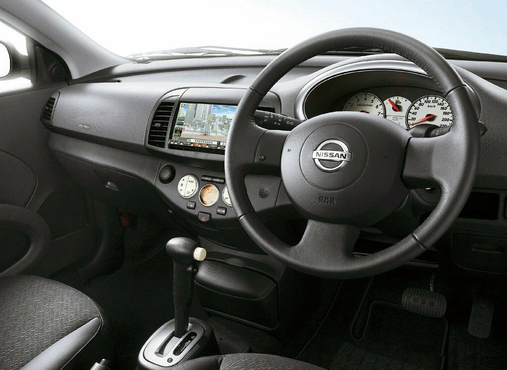 Руль справа. Ниссан Микра праворульная. Ниссан Микра 2008 салон. Nissan Micra правый руль. Ниссан Марч праворукий.