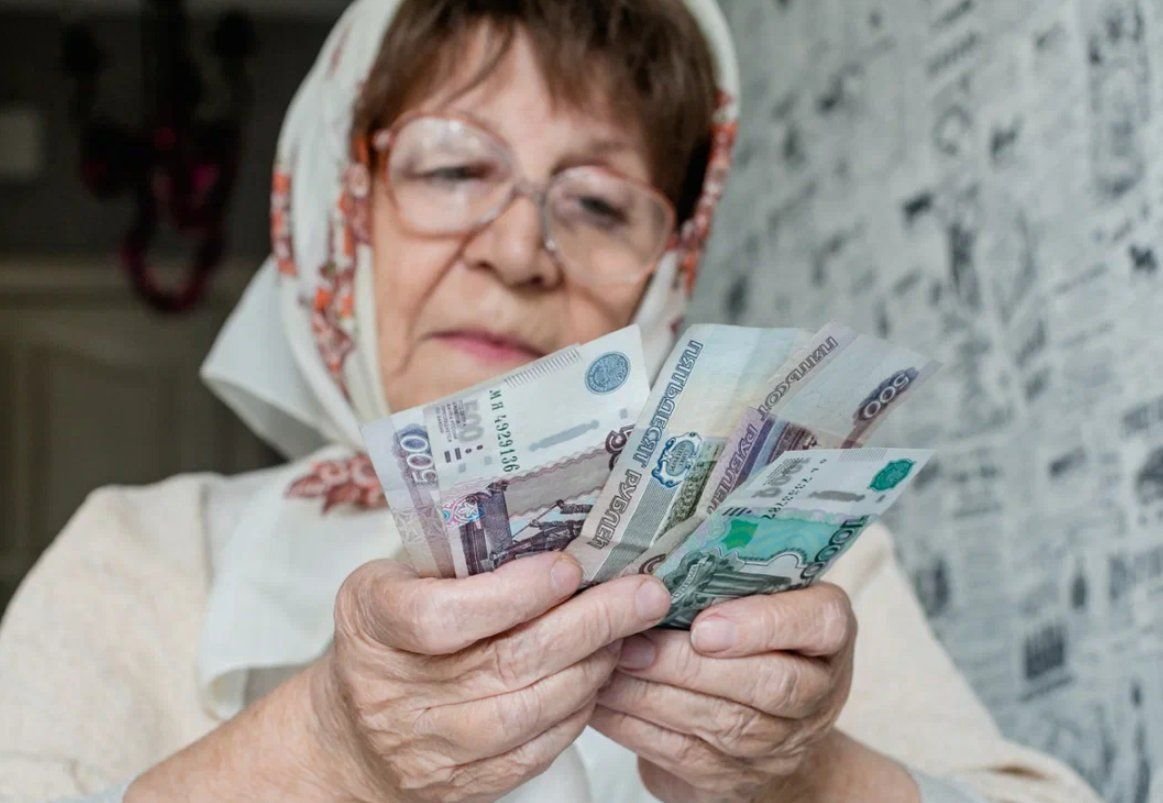 Пенсионный 10 тыс. Пенсионер с деньгами. Бабушка с деньгами. Бабки деньги бабки деньги.