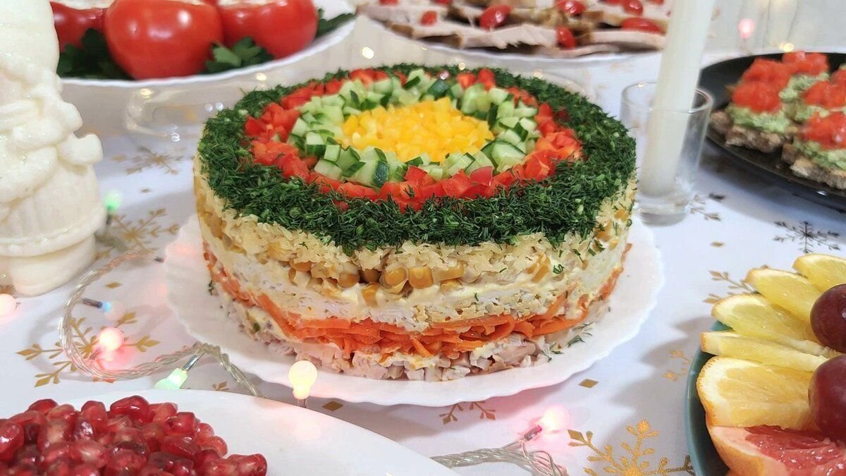 Салат фантазия с копченой курицей