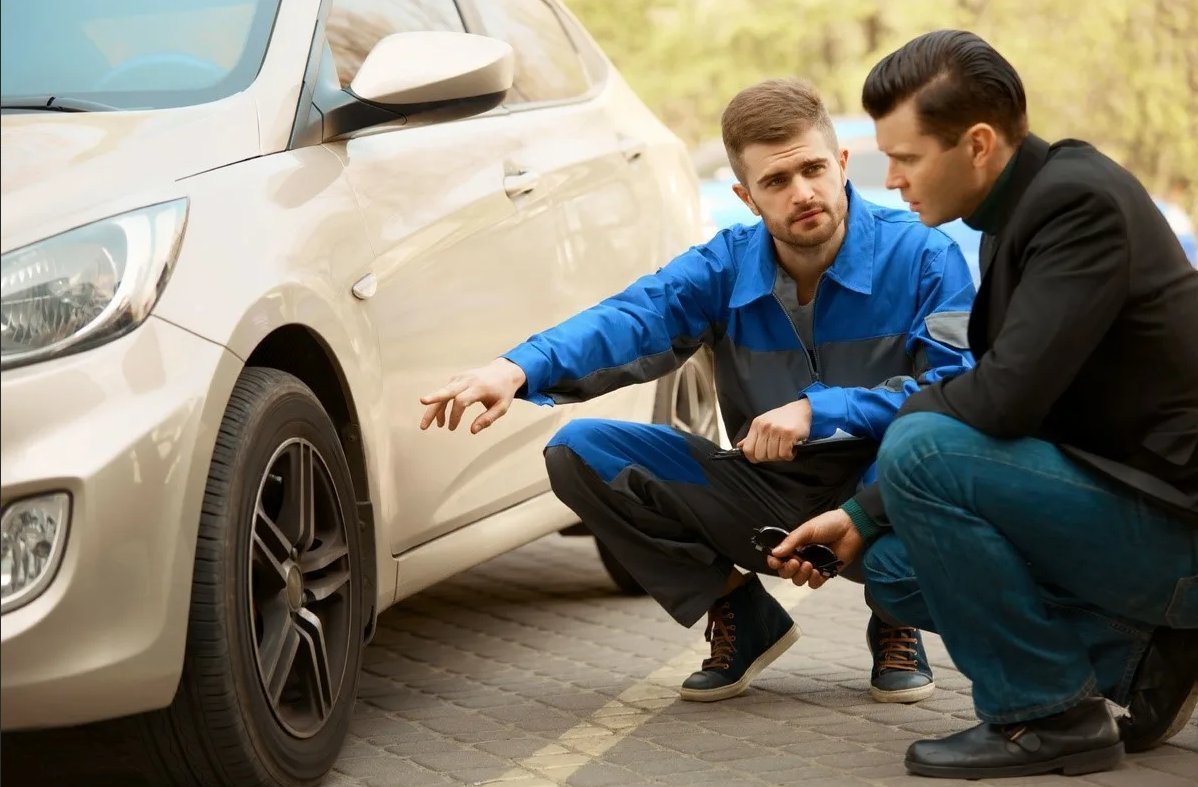 Остались довольны выбором. Довольный покупатель. Остались довольны выбором. Довольный покупатель. Человек радостный.