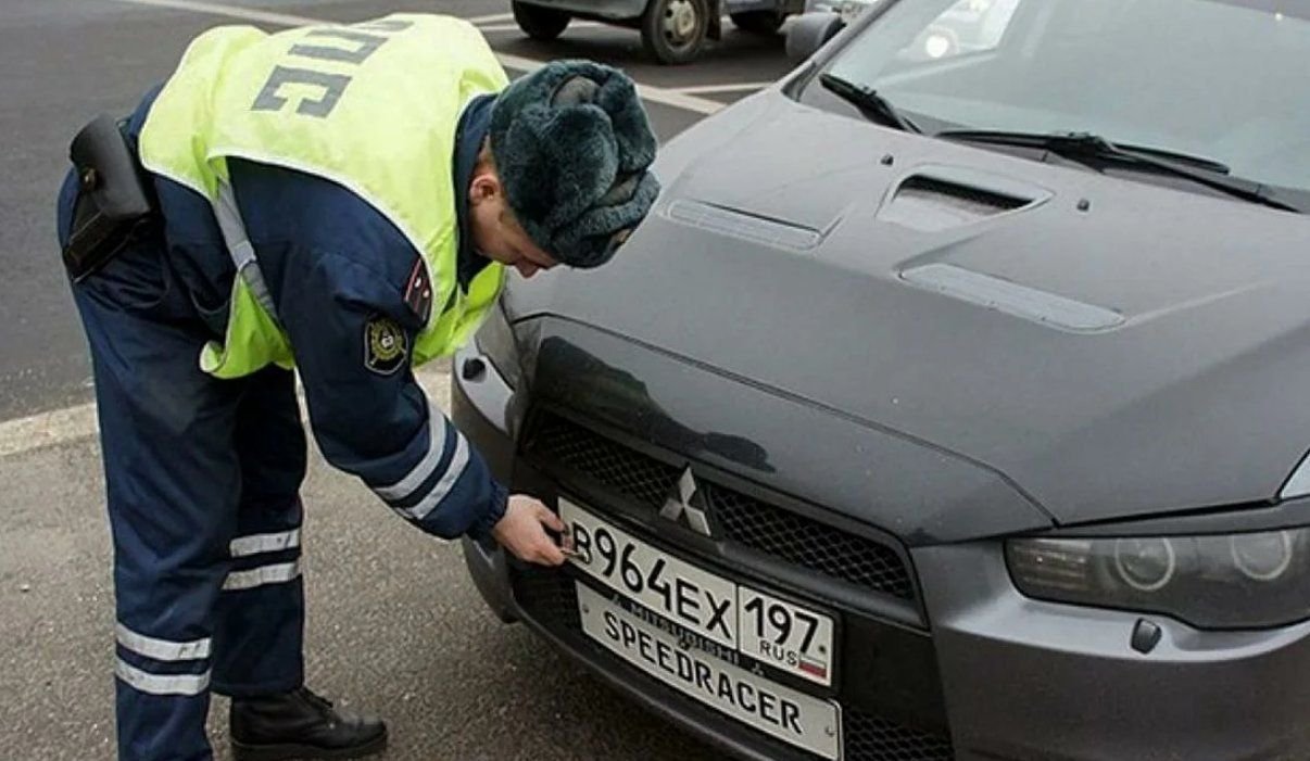 Полиция имеет право останавливать автомобиль. Машины которые штрафуют. Номера машин ГАИ. Грязный номер авто. Гос номер ДПС.