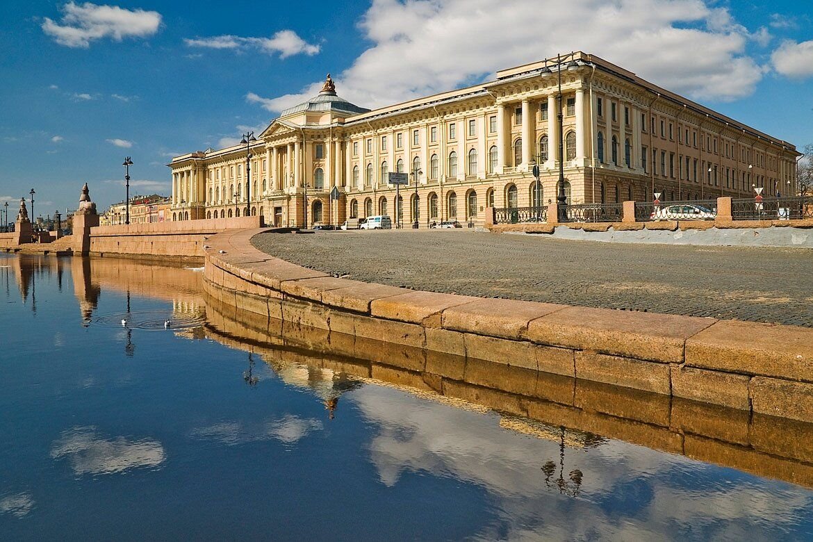 Санкт петербург петербургское. Здание Академии художеств в Санкт-Петербурге. Академия художеств на Васильевском острове. Академия имени Репина Санкт-Петербург. Здание Академии художеств в Петербурге.