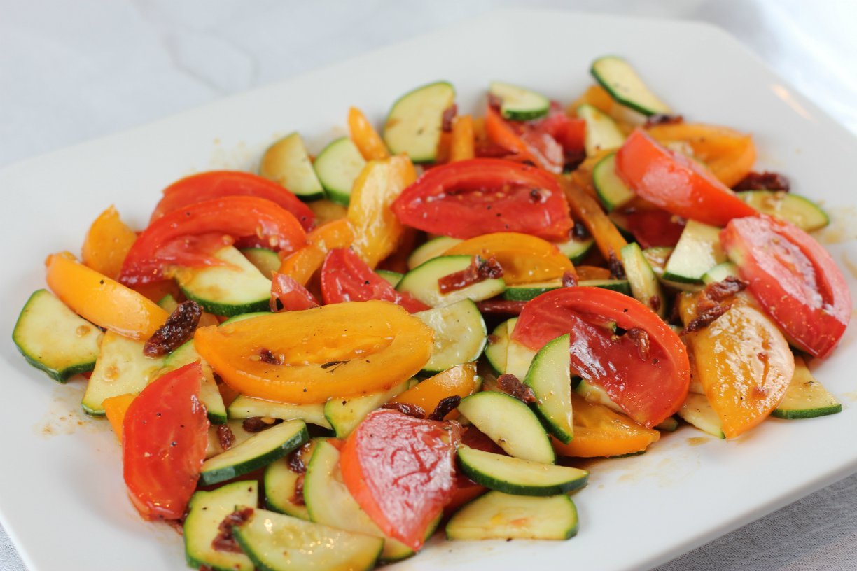 Салат на зиму из кабачков и помидоров. Кабачки и помидоры овощи. Кабачки помидоры перец. Кабачки перец помидоры на зиму. Помидор чеснок перец.