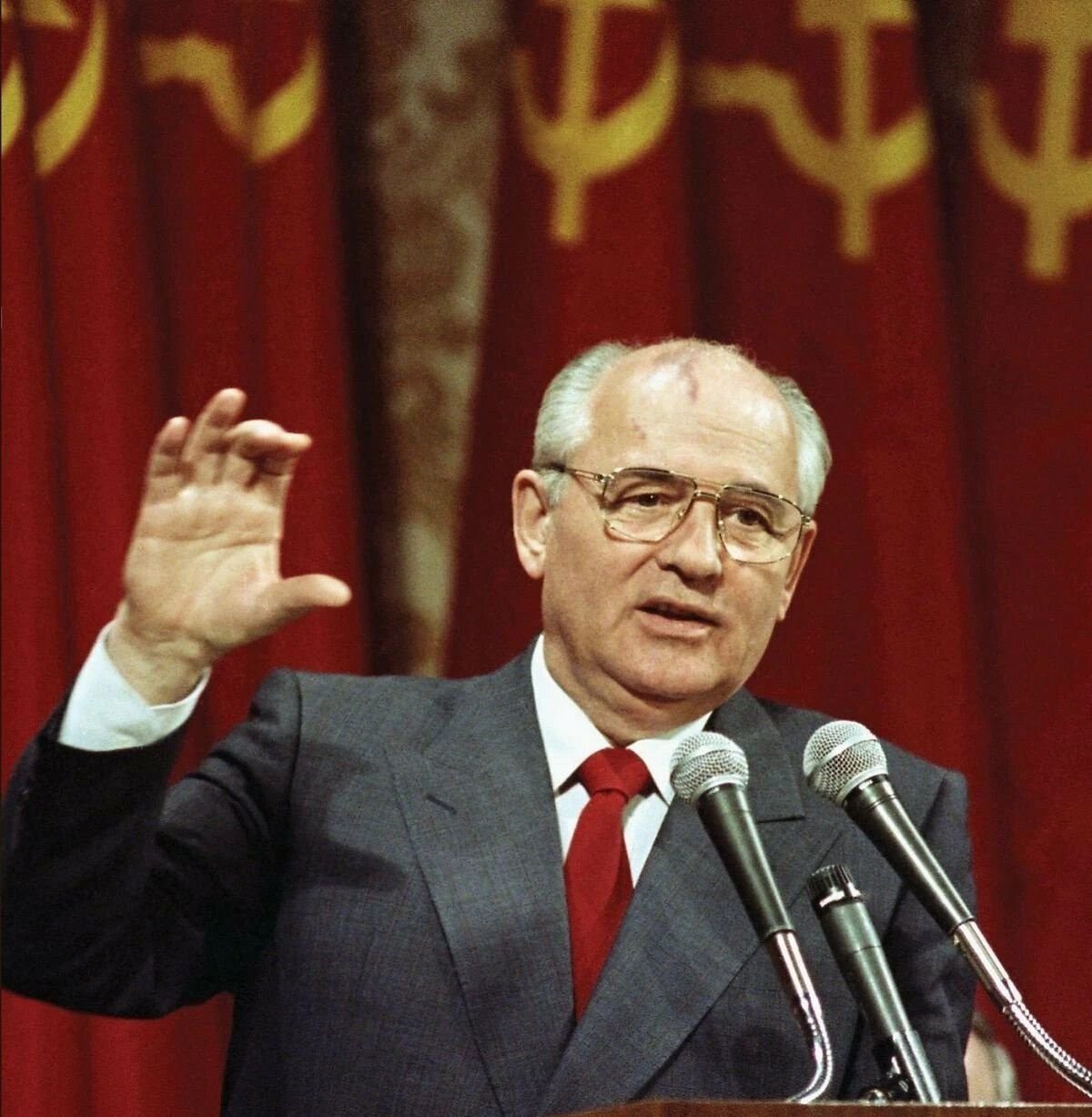 Михаил Горбачев
