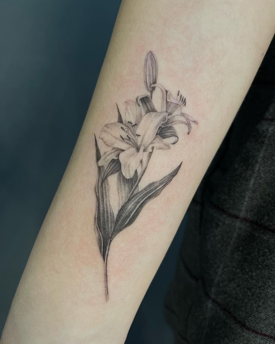 лилия татуировка на руку