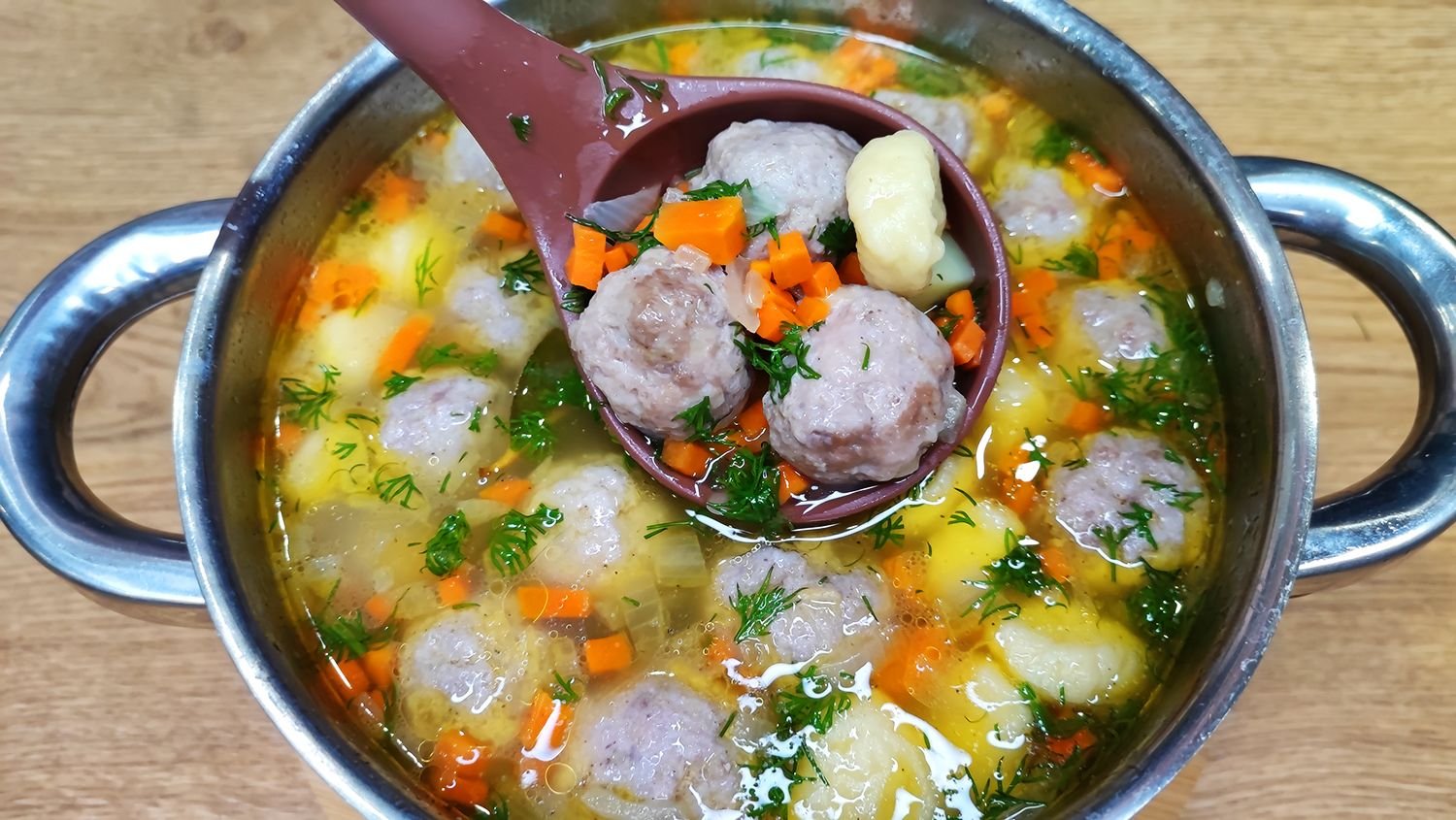 Детский суп с клецками рецепт. Крапивный суп с клецками. Суп с клецками армянский. Суп с клёцками и фрикадельками. Суп с фрикадельками и клецками.