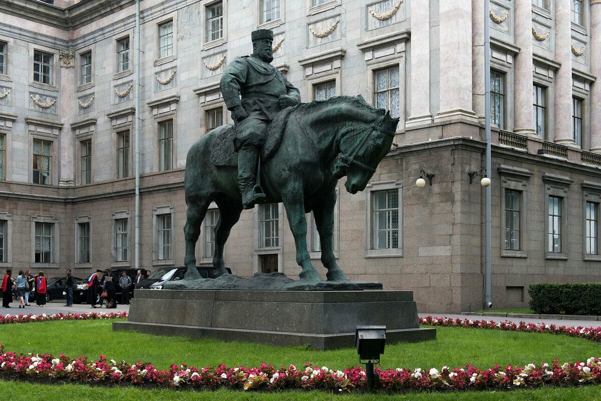 Памятник Александру III Трубецкой