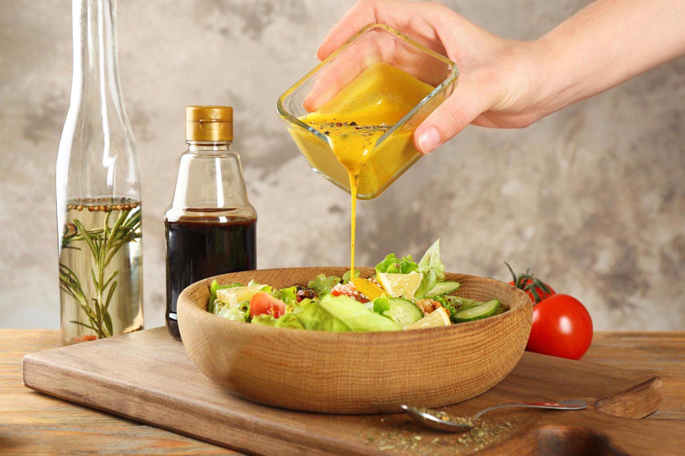Заправка для салата горчица оливковое масло. Салат с горчичным маслом. Медово-горчичный соус для салата. Салат с оливковым маслом. Салат с маслом растительным.