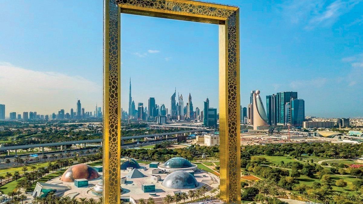 Dubai frame. Золотая арка Дубай. 