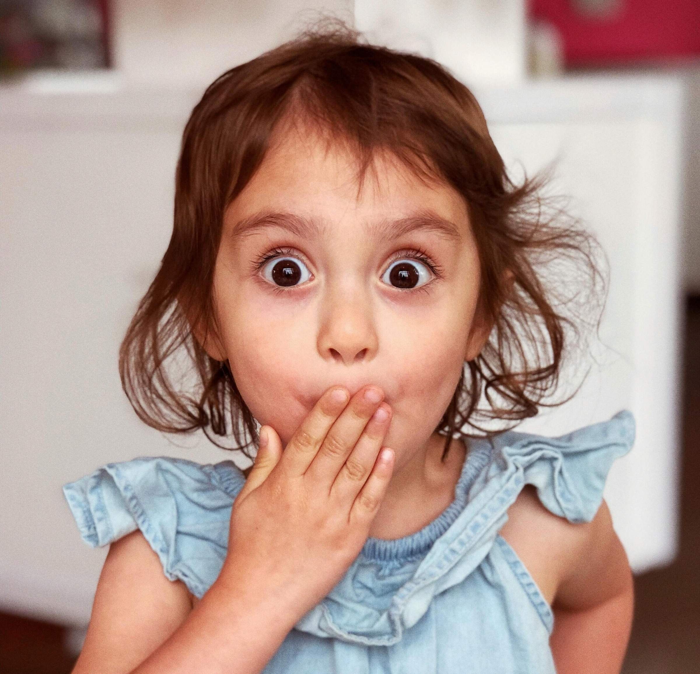 Эмоции для детей. Испуганные глаза ребенка. Ребенок в восторге. Детское удивление. Девочка удивляется.