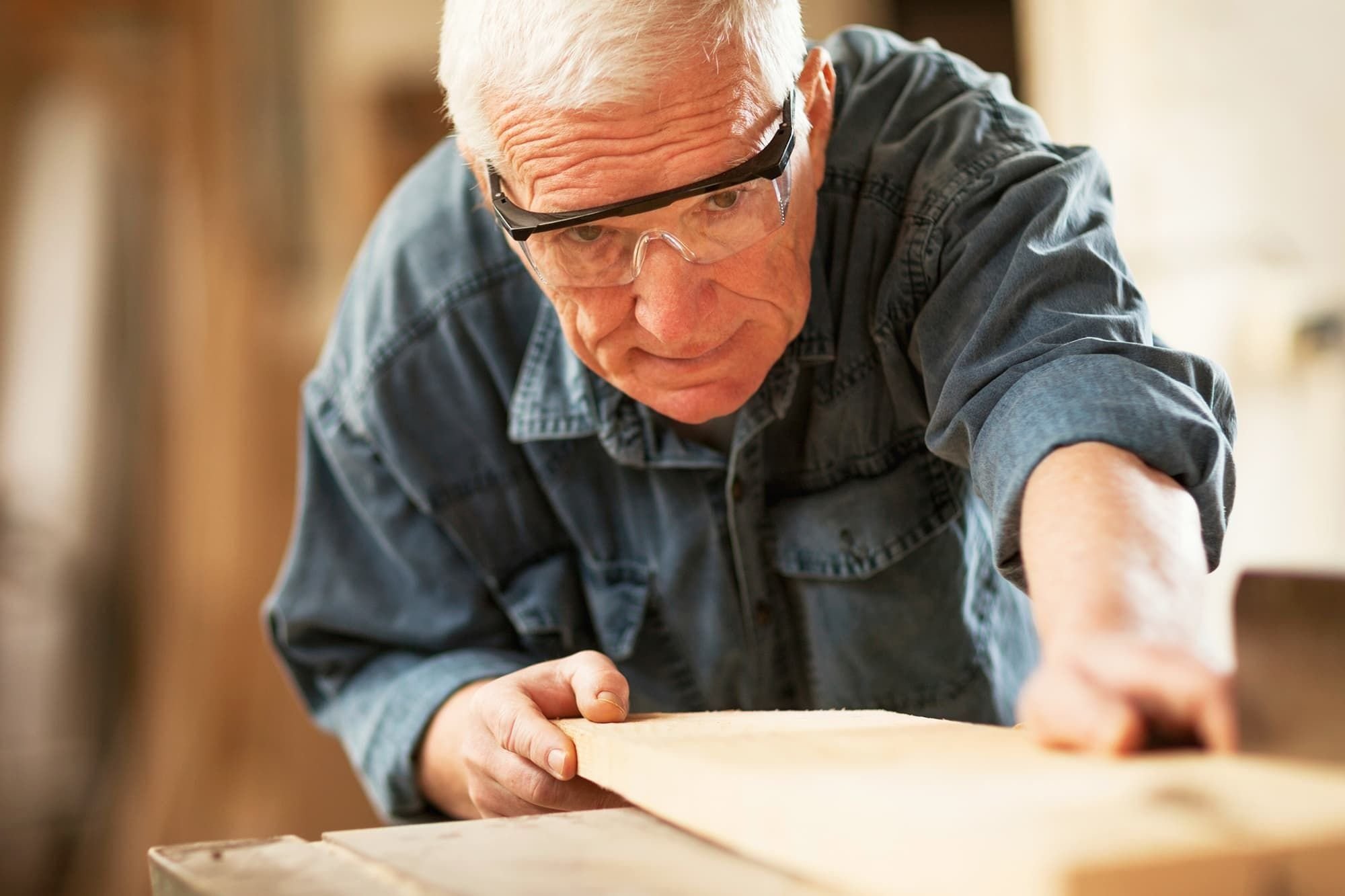 Пенсионер том 1. Работающие пенсионеры. Пожилые люди работают. Старики на работе. Пожилые люди трудятся.