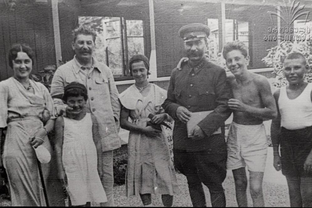 василий аллилуев. сталин иосиф виссарионович с женой. василий сталин и яков джугашвили. сталин василий иосифович дочь надежда. семья иосифа сталина.