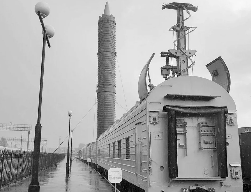 Атомный поезд. Поезд с атомным двигателем. Военный поезд США. Советские дизельные электрички призраки. Поезд призрак Туркменистан.