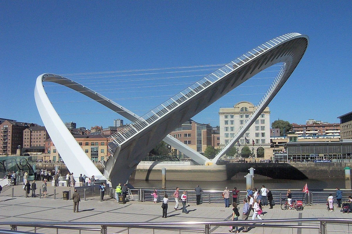 Необычный окружающий мир. Мост тысячелетия (Gateshead Millennium Bridge). Мост «Миллениум» в Гейтсхеде. Мост Миллениум Лондон Гейтсхед. Мост через тайн (Гейтсхед).