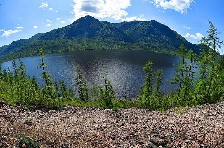 Самое большое озеро самое маленькое озеро. Озеро Токко. Токко Якутия. Озеро большое токо в Якутии. Озеро Кубалах Якутия.