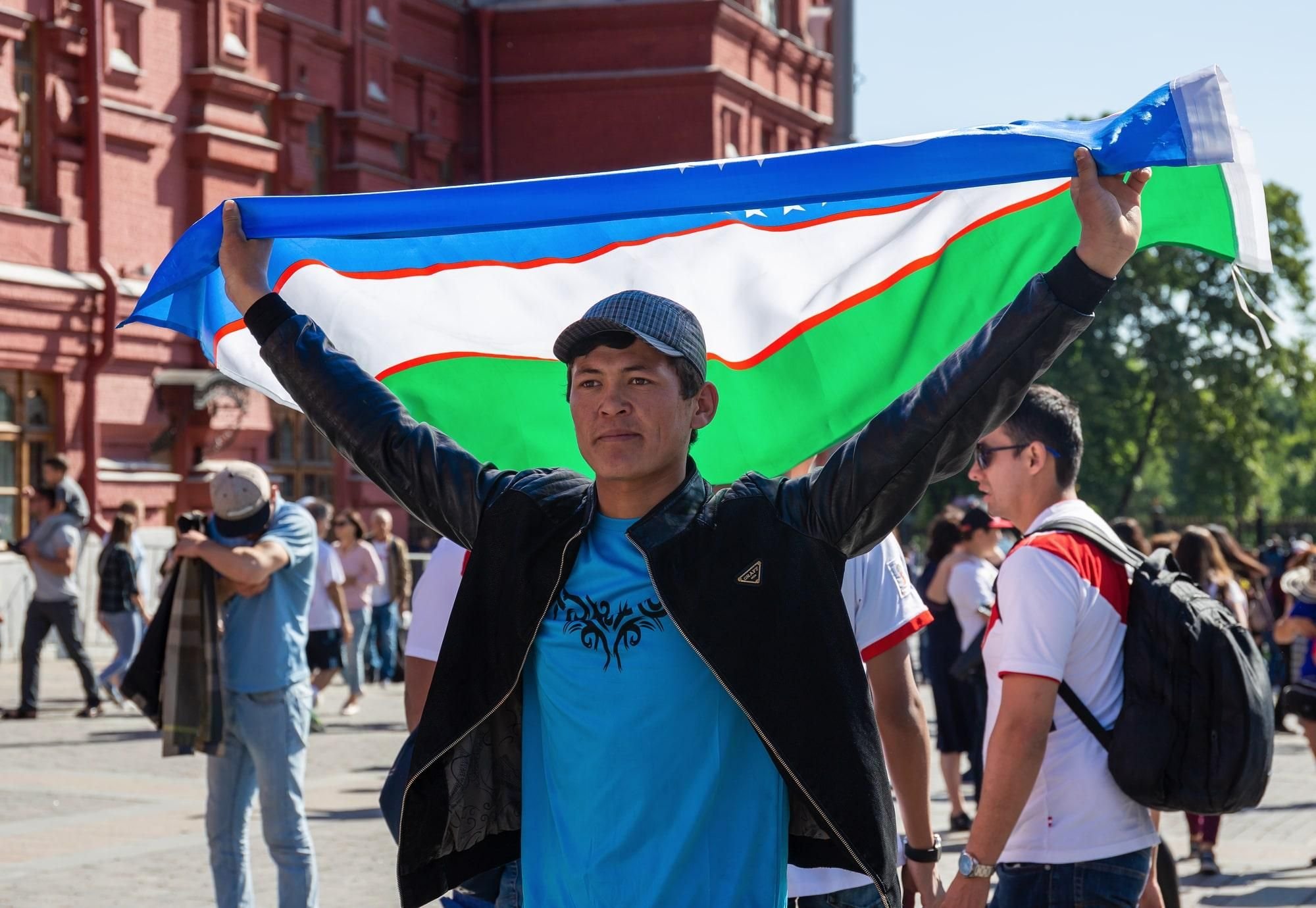 Московско узбекский. Узбечка с флагом. Узбекские флаг на человеке. Человек с флагом Узбекистана. Узбекистанцы в России.