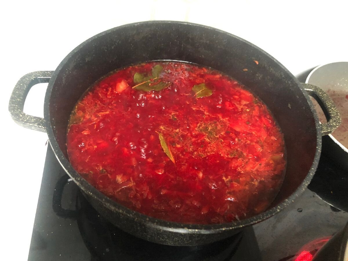 400 грамм борща. борщ прокис. если борщ получился кислым. испорченный борщ. традиционный украинский борщ.