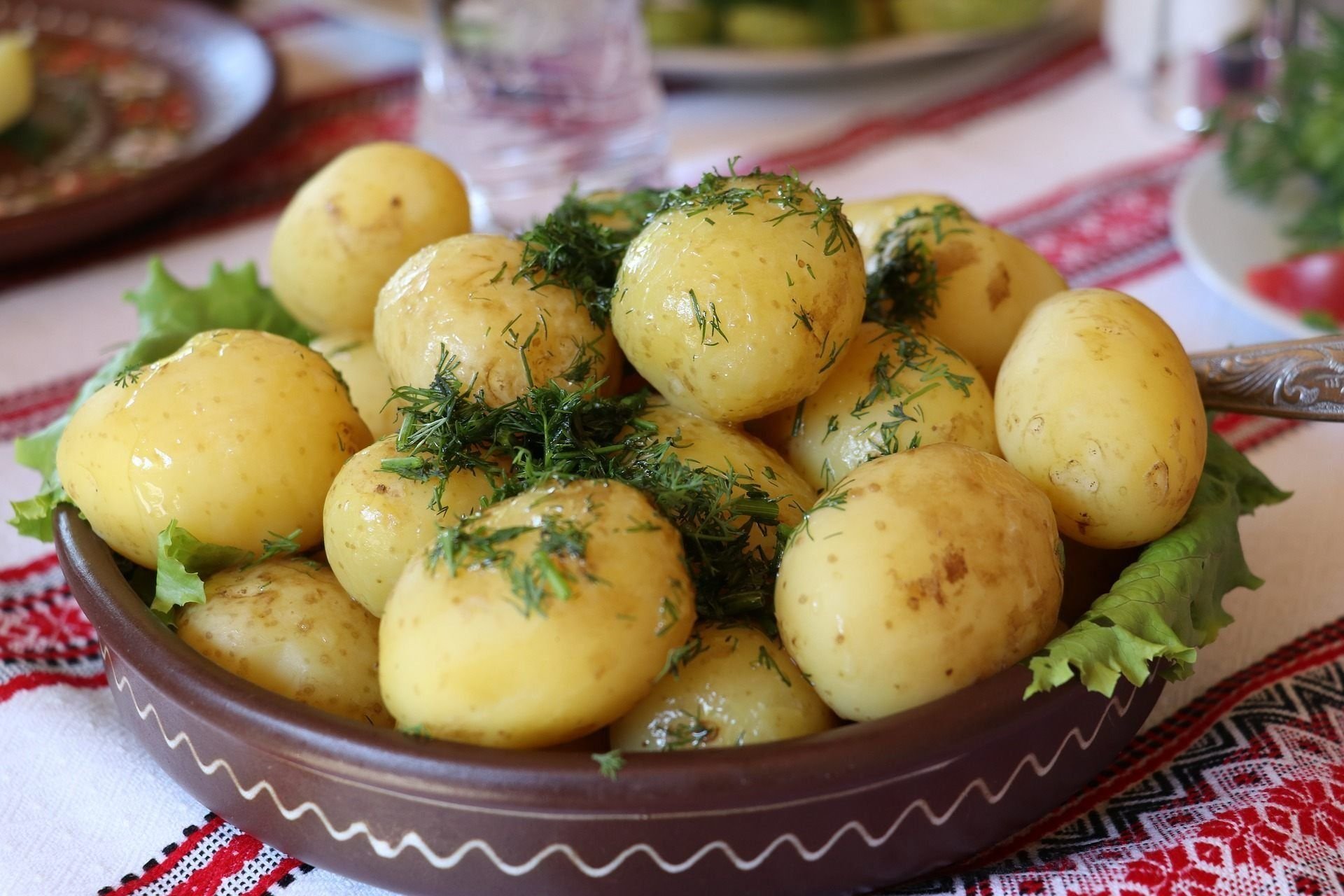 В каких блюдах используют картофель. Белорусская картошка бульба. вареная картошка. вареный картофель. вареная картошка с укропом.