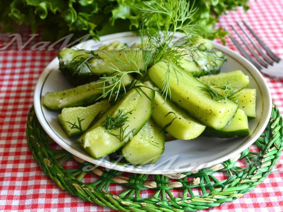 огурчики с укропом и чесноком на стол