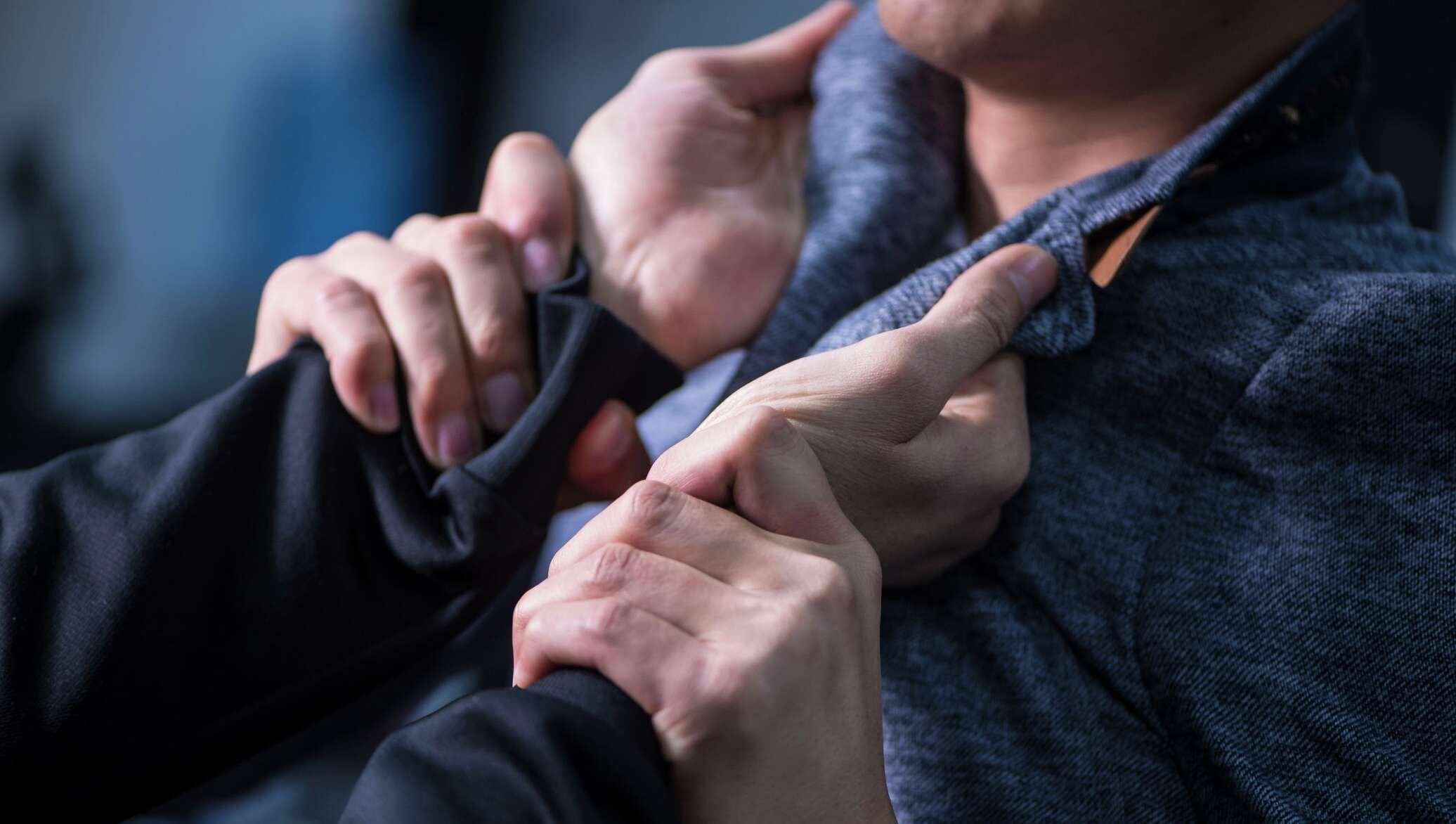 приемы боевых искусств. нож для обороны. кулак. руки дерутся.