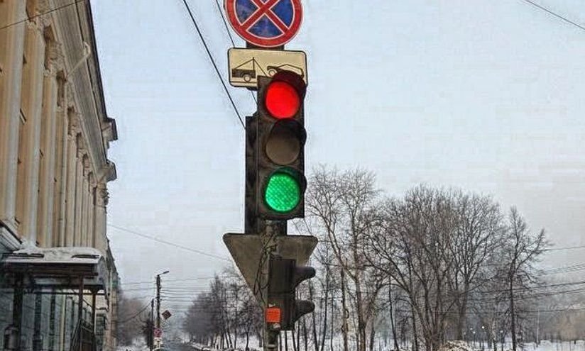 Светофоры всегда зеленые. Светофоры. Светлфор красный и зелёный. Светофор красный и зеленый. Зеленый цвет светофора.