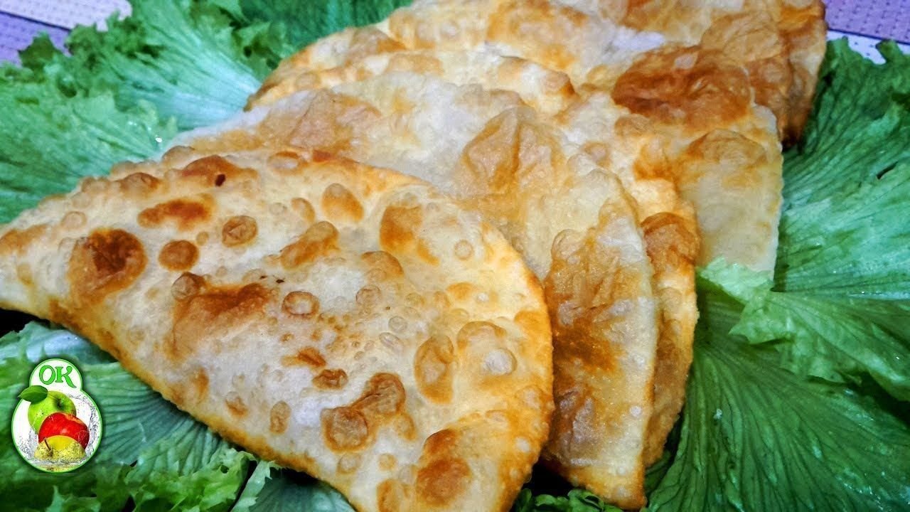 Чебуреки с мясом хрустящее тесто. Заварные чебуреки. Узбекские женщины бальзаковского возраста грузинские чебуреки.