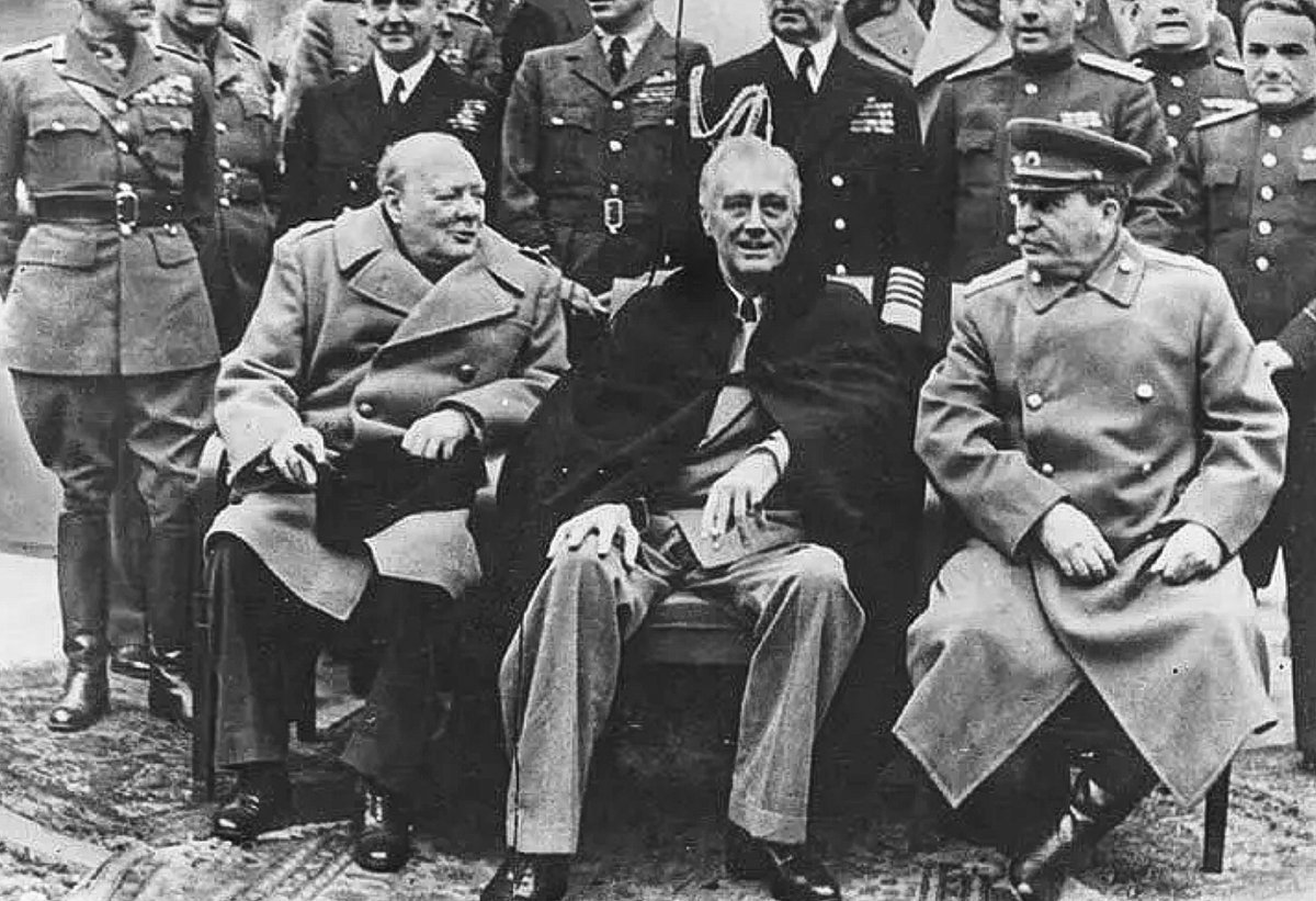 Международные конференции 1945. Сталин Черчилль и Рузвельт. Сталин Черчилль и Рузвельт в Ялте. Черчилль Сталин Рузвельт встреча. Ялтинская конференция 1945.