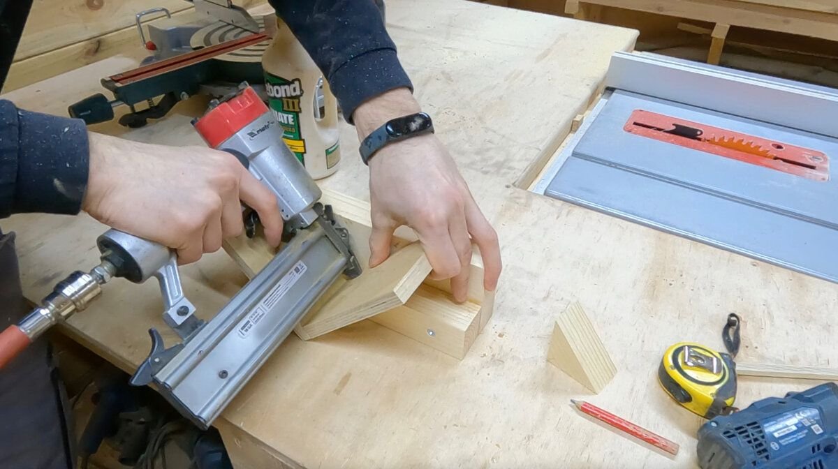 Как сделать угол под 90 градусов. Уголок фрезерный 90 градусов. Соединить профильную трубу без сварки под 90 градусов. Резка доски под углом 90. Как отрезать угол 90 градусов рулеткой.