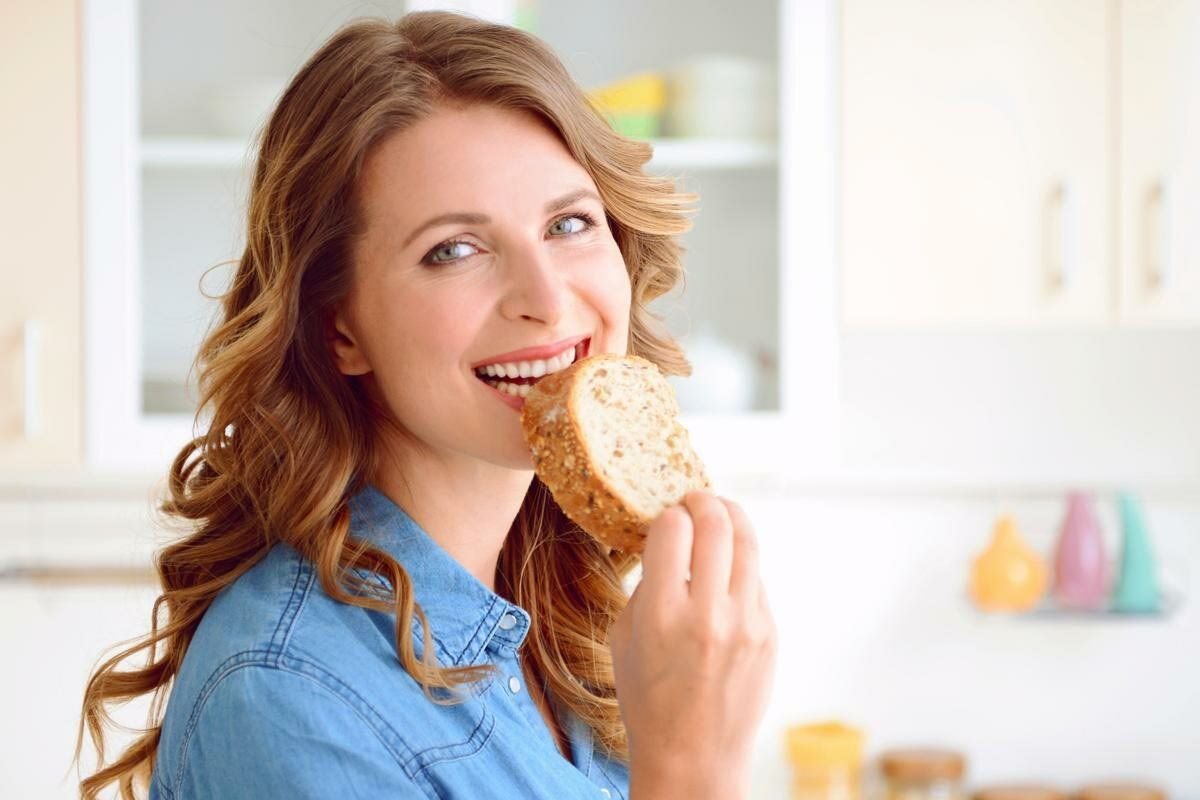 Человек есть много хлеба. Девушка ест булочку. Булочки девушек. Девушка с хлебом. Девушка ест хлеб.