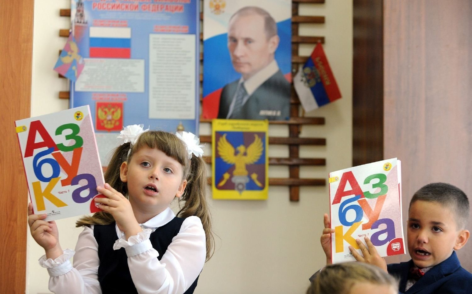 Новый разговор о важном. Портрет Путина в школе. Портрет Путина в садик в школу. Портрет Путина в школе на стене. Разговоры о важном в школе.