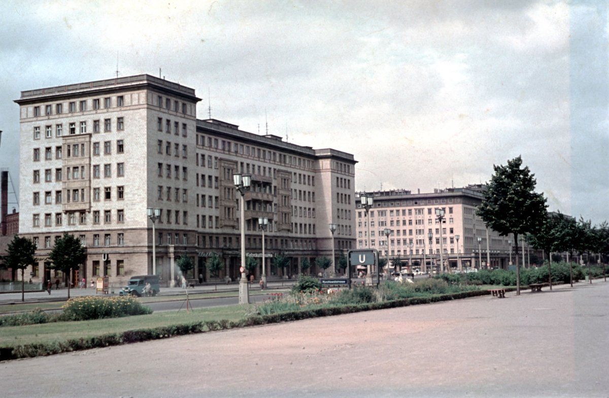 Гдр 9. Сталинский Ампир в ГДР. Сталинский Ампир в Омске. Восточный Берлин 1947. Восточный Берлин 1957г.