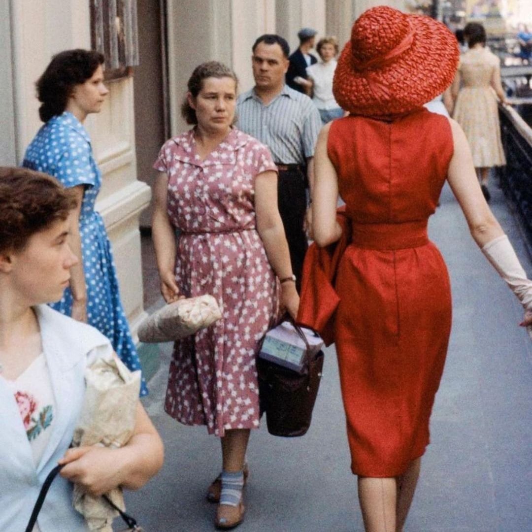 Фото 1959 года. Кристиан диор в Москве 1959. Показ Кристиан диор 1959 в Москве. Модель Кристиана Диора Москва 1959 год. Кристиан диор в СССР 1959 год.