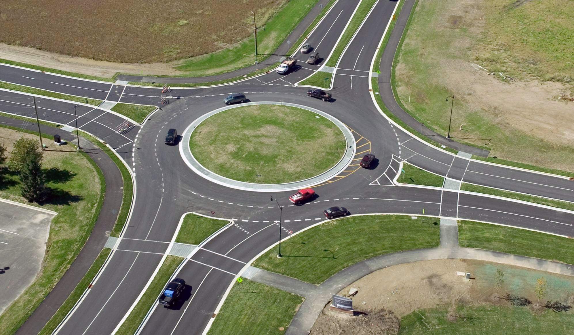 Перекресток фото. Турбокольцевые перекрестки Зеленоград. Roundabout кольцевой перекрёсток. Многополосный круговой перекресток. Круговое движение Питер.