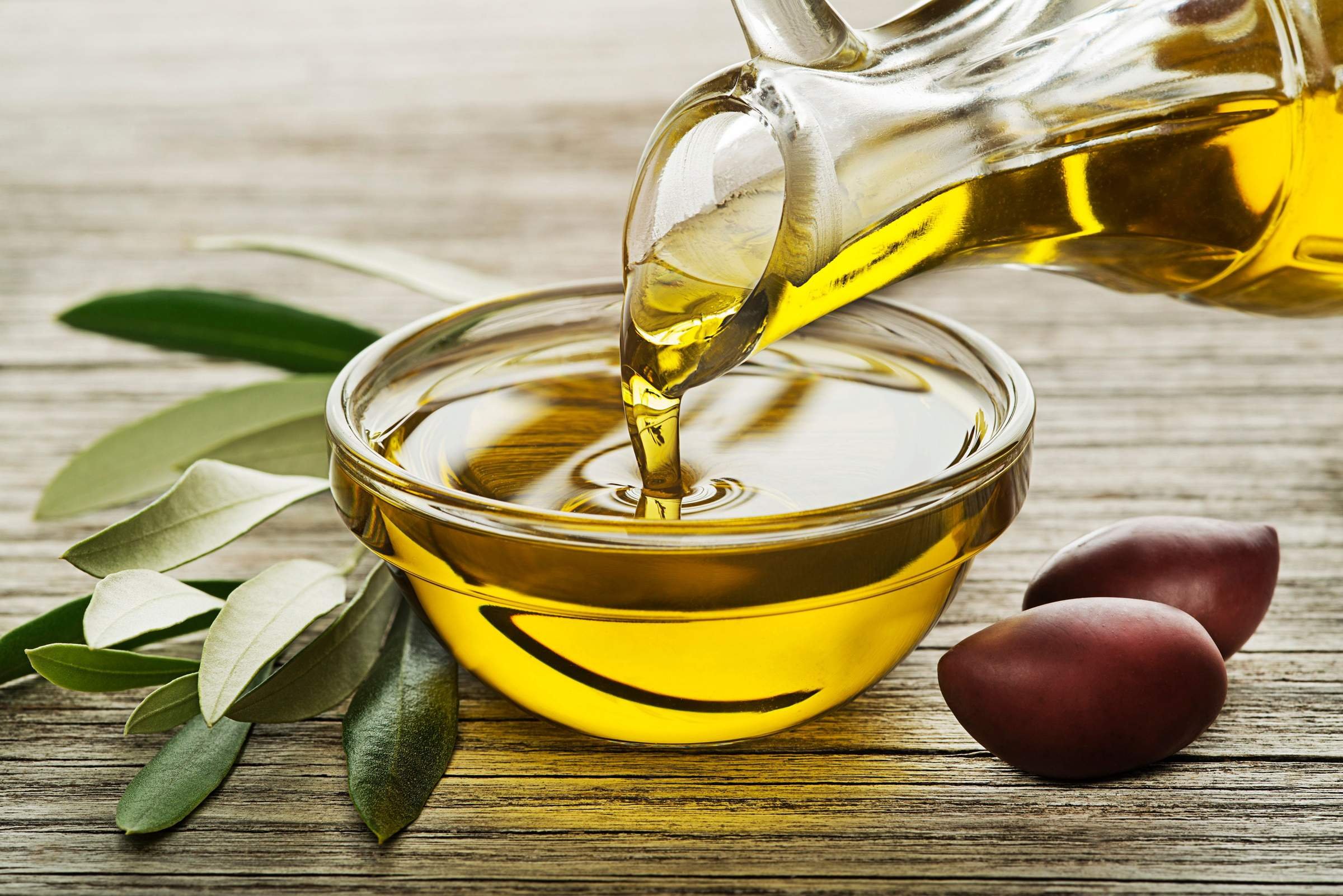 Раво масло. Оливковое масло. Растительное масло. Масло растительное олива. Разлитое оливковое масло.