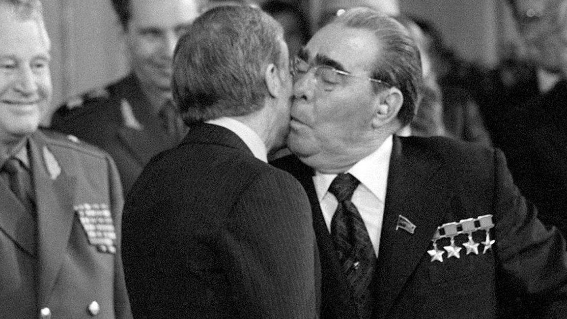 Брежнев целует президента сша