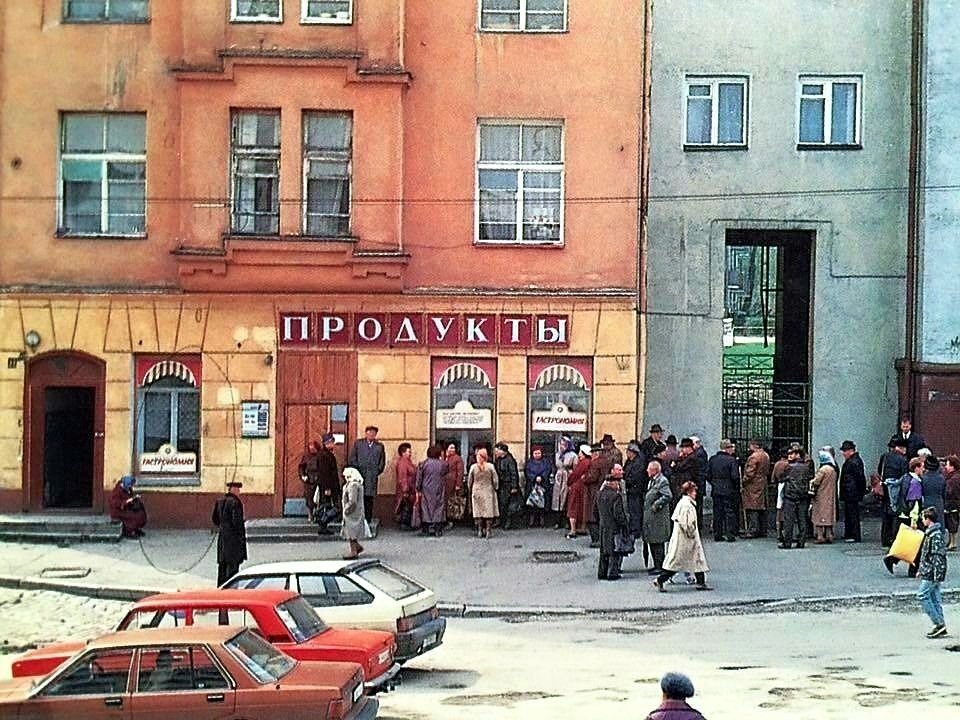 Город 90. Калининград 90 годы. Калининград 90ые. 90е Калининград Глазунова. Калининград Центральный рынок 90е.