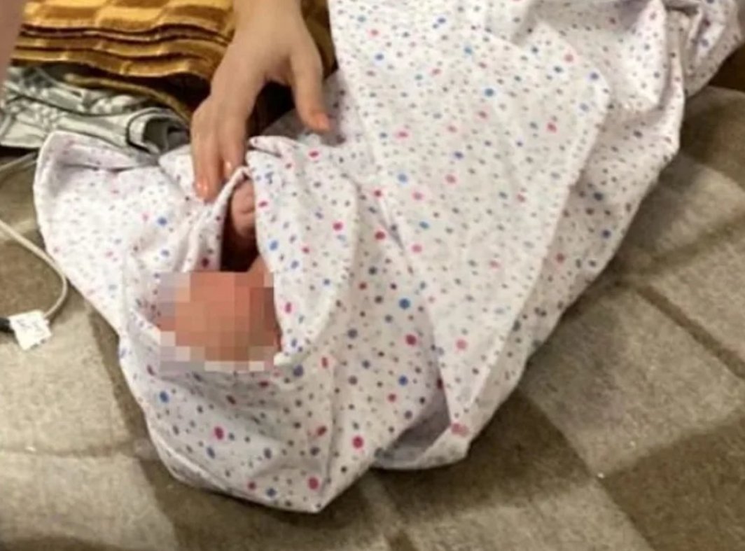 нашли новорожденную девочку