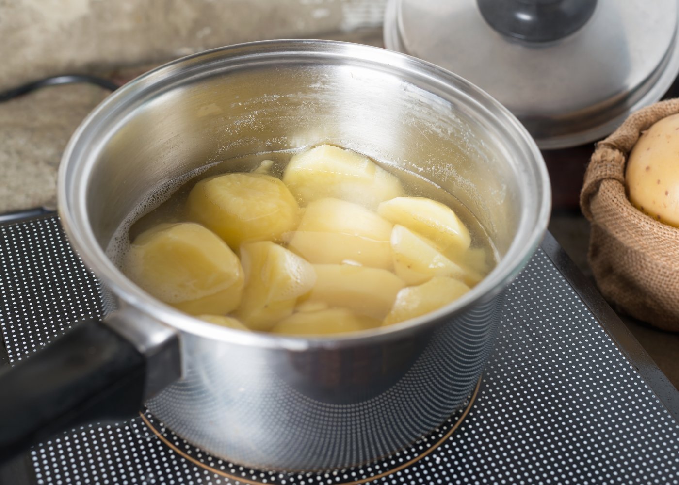 Как понять что картошка сварилась в воде. Отварить картофель в мундире. Как понять что картошка сварилась в воде. Картошка варится. Разваристый картофель.