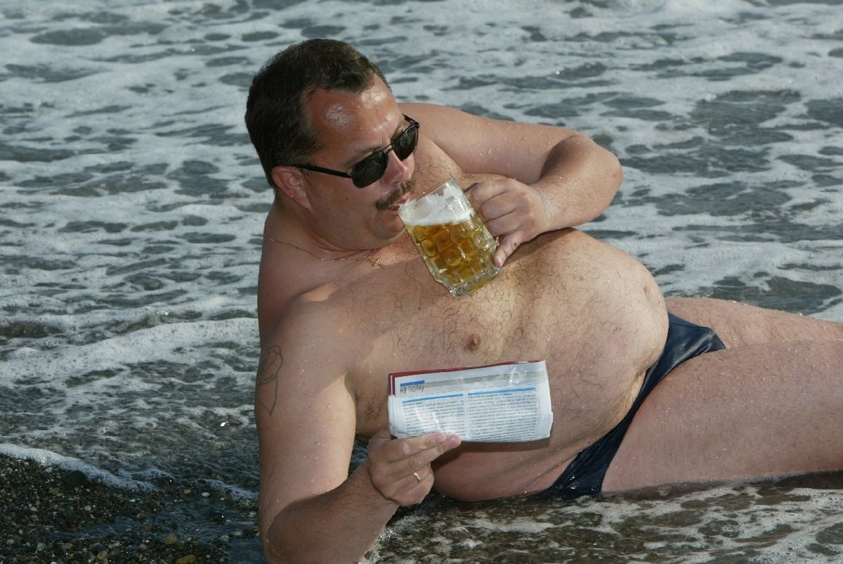 Толстой про мужчин. Русские туристы на пляже. Жирный мужчина на море. Жирный мужик на море. Мужик на отдыхе.