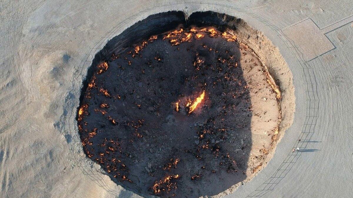 Выход из земли. Туркмения кратер Дарваза. "Врата ада" (кратер Дарваза) - Туркменистан.. Кратер Дарваза в Туркменистане. ГАЗ кратер Дарваза.