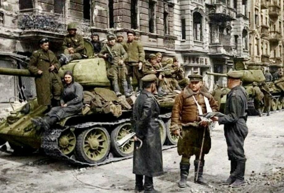 Русские войска взяли берлин в ходе. Немки после взятия Берлина. Британские танки на страже.Берлина 1945 год. Фото первые дни взятия Берлина.